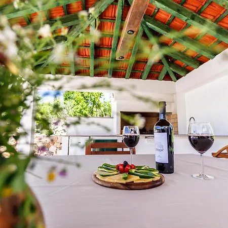 Сasa de vacaciones Charming Stone House With Private Pool & Jacuzzi - Vera Blato na Cetini