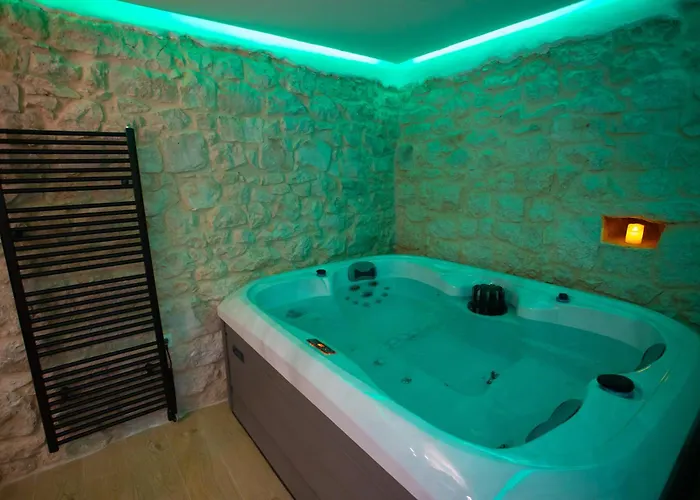 Сasa de vacaciones Charming Stone House With Private Pool & Jacuzzi - Vera Blato na Cetini