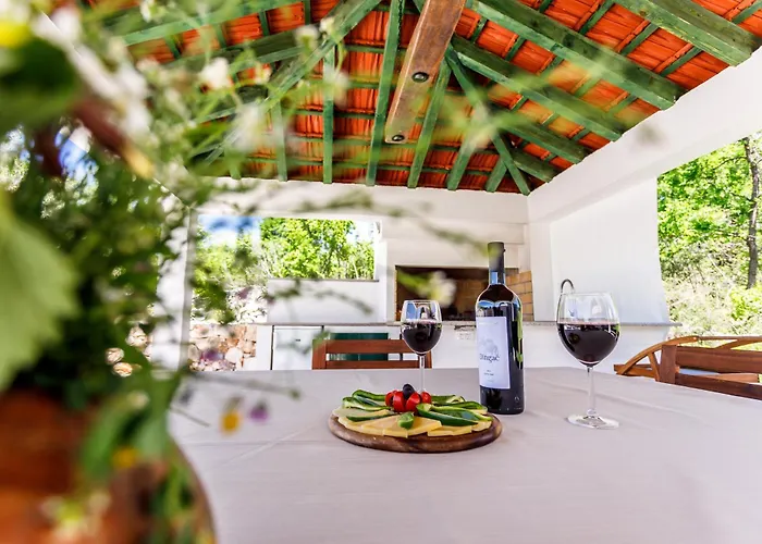 Сasa de vacaciones Charming Stone House With Private Pool & Jacuzzi - Vera Blato na Cetini